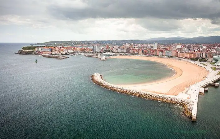 Playa de Poniente en Gijón