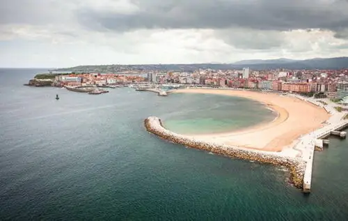 Playa de Poniente en Gijón